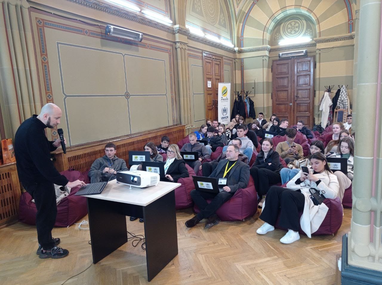 Заняття у діджитал-хабі в рамках проєкту Бізнес-інкубатор📚💰🔥 "Innovation challenge" ЧНУ ім. Юрія Федьковича.