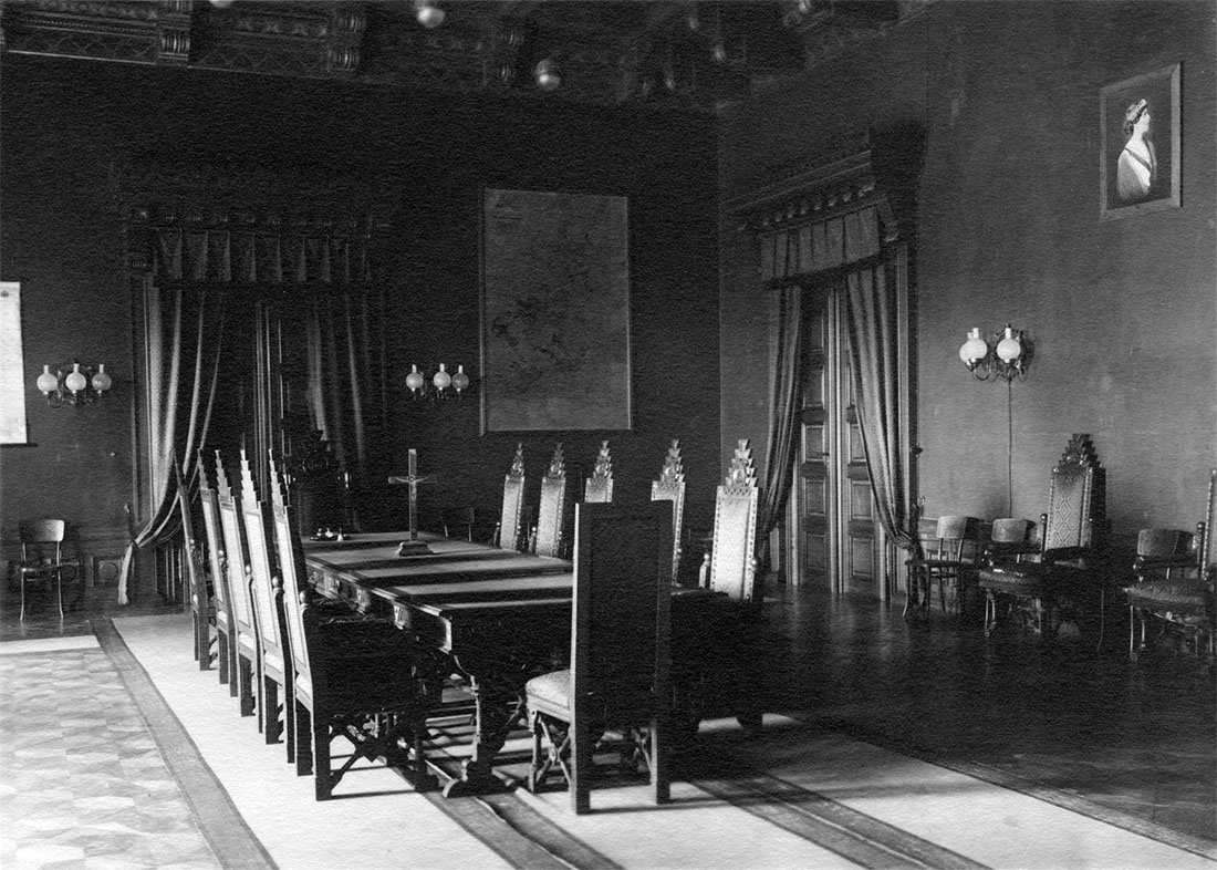 Червона зала. Архів