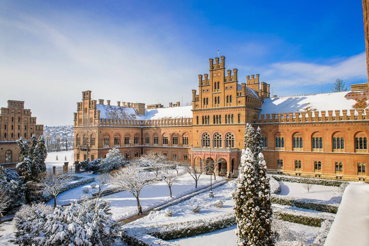 Головний корпус Чернівецького національного університету імені Юрія Федьковича  взимку