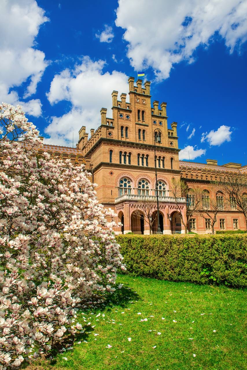Головний корпус Чернівецького національного університету імені Юрія Федьковича (колишній Митрополичий корпус Резиденції митрополитів Буковини та Далмації)
