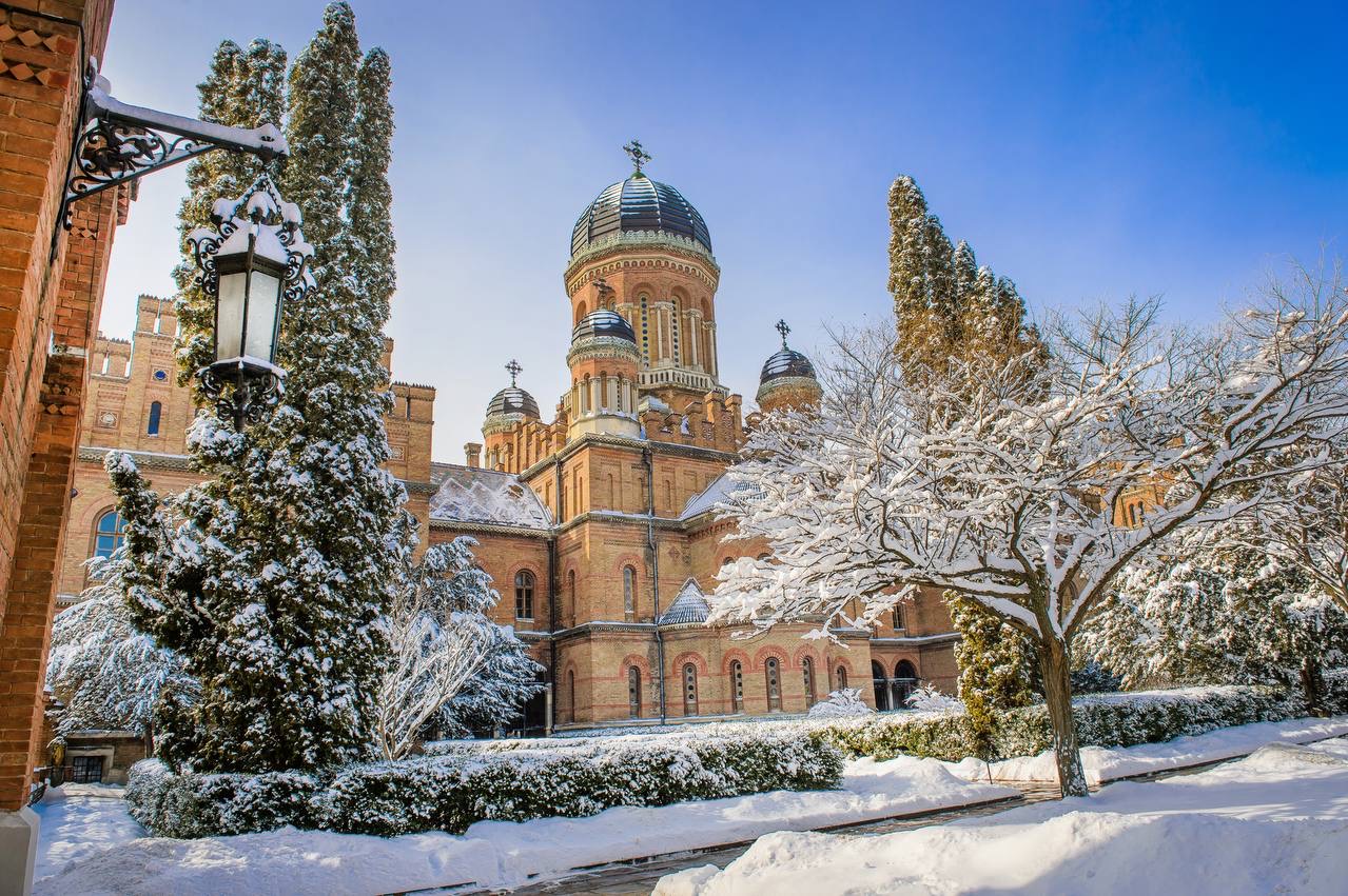 Храм Трьох Святителів Чернівецького національного університету імені Юрія Федьковича  взимку