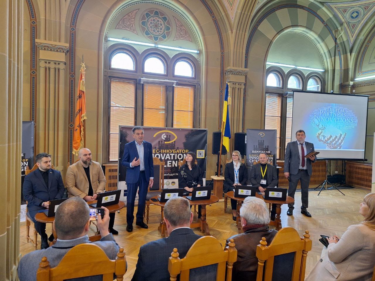 23 квітня у Шевченковій залі Чернівецького національного університету імені Юрія Федьковича відбулось відкриття Діджитал-хабу з використанням штучного інтелекту в рамках проєкту Бізнес-інкубатор "Innovation challenge"📚💰🔥 