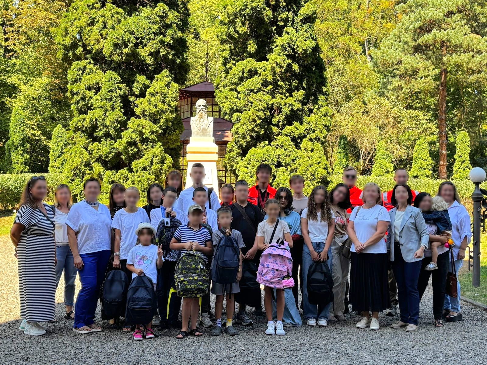 Дітки захисників України отримали у подарунок шкільні рюкзаки та канцелярське приладдя