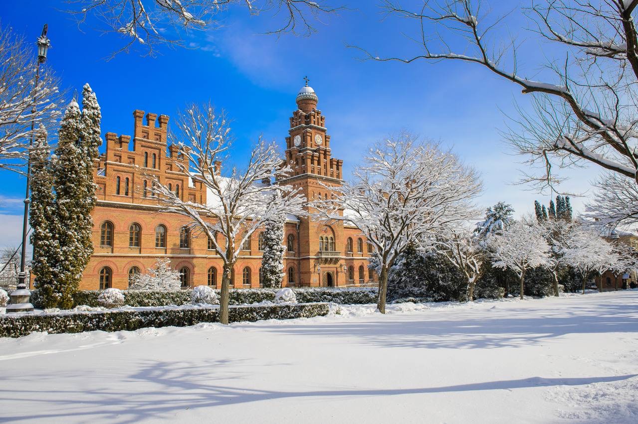 Навчальний корпус №4. Географічний факультет Чернівецького національного університету імені Юрія Федьковича  взимку